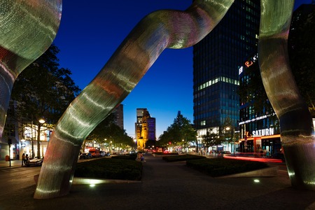Berlin, Germany, August 26 2016: The Broken Chain Sculpture on Tauentzienstrasse at night time. The monument was installed in 1987 by Brigitte Matschinsky-Denninghof and Martin Matschinskyのeditorial素材