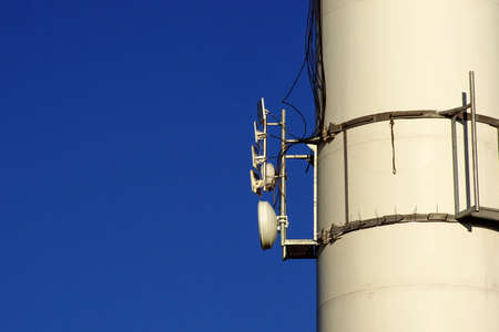 Many antennas for wireless transmission to the mast