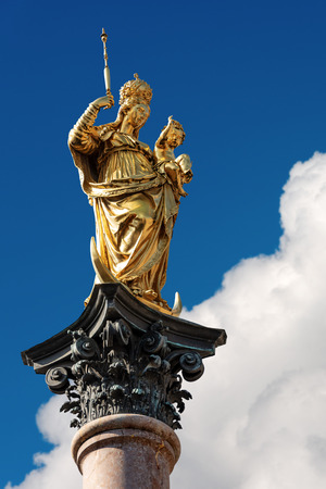 Mariensaule - Marian Column in Marienplatz, the central square of Munich, golden statue with the Virgin Mary and the baby Jesus (1638). Bavaria, Germany, Europeのeditorial素材