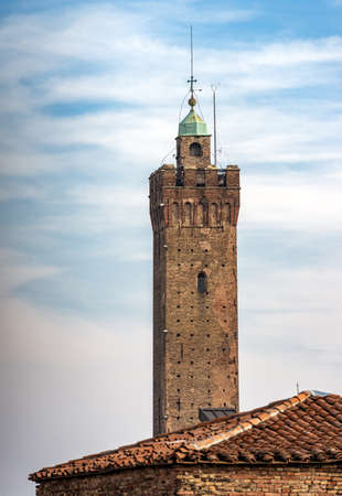 Torre degli Asinelli. One of the two towers (Due Torri 1109-1119, 97.20 meters high) symbol of the city of Bologna, Piazza di Porta Ravegnana, Emilia-Romagna, Italy, Europeのeditorial素材