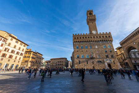 Tourists in Piazza della Signoria, the main square of Florence with the medieval Palazzo Vecchio (Old Palace - 1299). UNESCO world heritage site in Tuscany, Italy, Europeのeditorial素材