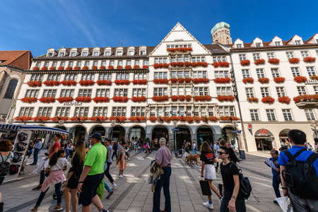 Building Zum Schonen Turm (The beautiful tower) Hirmer company fashion store in Kaufinger strasse near Marienplatz. Munich, Germanyのeditorial素材