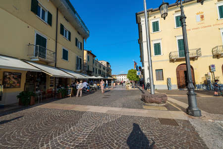 Main square in Lazise village, Piazza Vittorio Emanuele. Tourist resort on the coast of Lake Garda (Lago di Garda). Verona province, Veneto, Italy, southern Europe.のeditorial素材