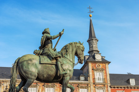 Bronze statue of King Philip III on Horseback in Plaza Mayor (main square), and the Casa De La Panaderia (house of the bakery, 1619), ancient palace in Madrid downtown, Spain, southern Europe.のeditorial素材