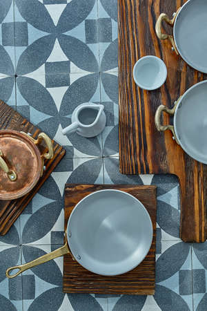 Top view of empty metal pans and cupの写真素材