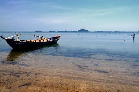 Beautiful landscape on this Cambodian Island  The quiet sea and the empty boat make you want to be there right now の写真素材