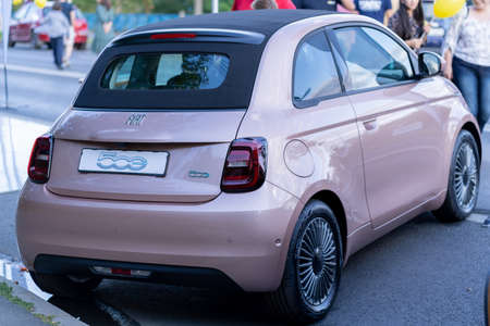 Galati, Romania - September 15, 2021: 2021 Fiat 500eのeditorial素材