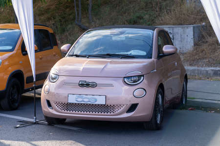 Galati, Romania - September 15, 2021: 2021 Fiat 500eのeditorial素材