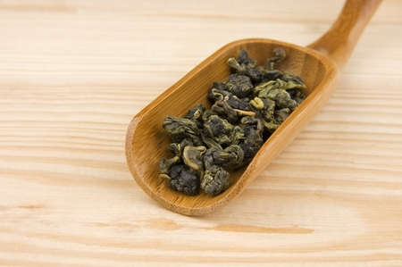 High quality green tea in wooden spoon close upの写真素材