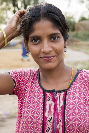 Documetary Editorial. Pondicherry country, India - June 15 2014. Gipsy camp early in the morning. Just get up, working, family closed together, poor workers without house, family way of lifeのeditorial素材