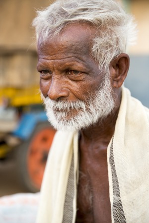 Documetary Editorial. Pondicherry country, India - June 15 2014. Gipsy camp early in the morning. Just get up, working, family closed together, poor workers without house, family way of lifeのeditorial素材