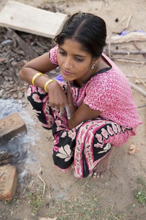 Documetary Editorial. Pondicherry country, India - June 15 2014. Gipsy camp early in the morning. Just get up, working, family closed together, poor workers without house, family way of lifeのeditorial素材