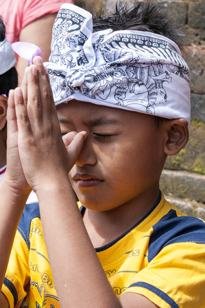 Bali, Indonesia - July 30, 2013. In a typical temps, unidentified balinese people praying, hinduisme buddhism Odalan religionのeditorial素材