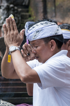Bali, Indonesia - July 30, 2013. In a typical temps, unidentified balinese people praying, hinduisme buddhism Odalan religionのeditorial素材