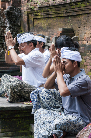 Bali, Indonesia - July 30, 2013. In a typical temps, unidentified balinese people praying, hinduisme buddhism Odalan religionのeditorial素材