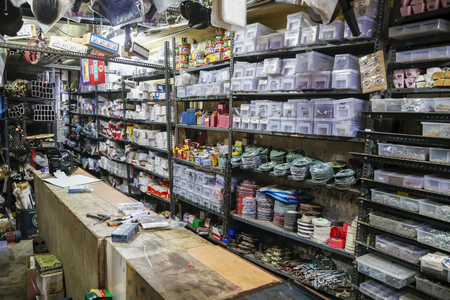PONDICHERY, PUDUCHERY, TAMIL NADU, INDI1 - CIRCA SEPTEMBER 2017. Hardware store. Traditional showcase of tool store. Toolboxes and toolkit in the shop.のeditorial素材