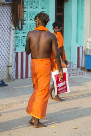 Group of unidentified Sadhus pilgrims devotees, dressed in orange clothes. It is a mass Hindu pilgrimage of faith and bathe in the sacred sea.のeditorial素材