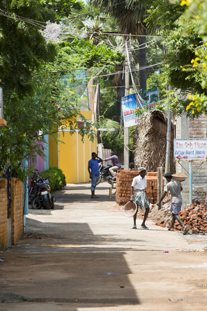 PONDICHERY, PUDUCHERRY, TAMIL NADU, INDIA - SEPTEMBER CIRCA, 2018. Unidentified Workers work at the construction site. Work is under way to lay a wall of red brick.のeditorial素材