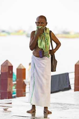 RAMESHWARAM, TAMIL NADU, INDIA- MARCH CIRCA 2018. At the gate, Unidentified Hindu pilgrims people ready to go to the bath in the Arabian Sea before entering the temple. Great time of all the familiesのeditorial素材