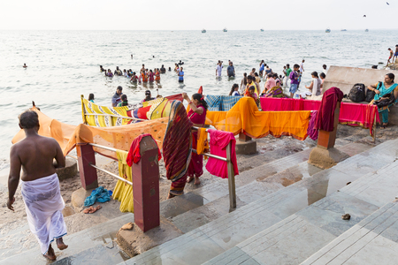 RAMESHWARAM, TAMIL NADU, INDIA- MARCH CIRCA 2018. At the gate, Unidentified Hindu pilgrims people ready to go to the bath in the Arabian Sea before entering the temple. Great time of all the familiesのeditorial素材