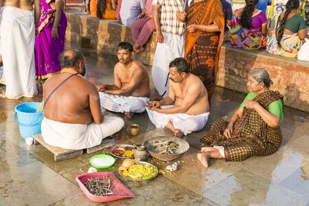 RAMESHWARAM, TAMIL NADU, INDIA- MARCH CIRCA, 2018. Unidentified indian pilgrim performing rituals Puja, with families, just before going to the temple.のeditorial素材