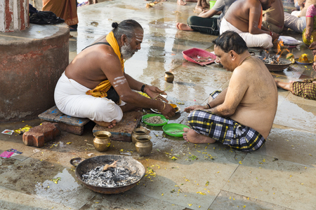 RAMESHWARAM, TAMIL NADU, INDIA- MARCH CIRCA, 2018. Unidentified indian pilgrim performing rituals Puja, with families, just before going to the temple.のeditorial素材