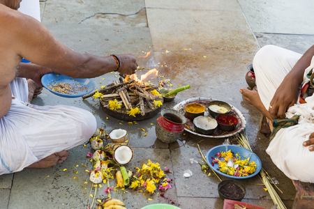 RAMESHWARAM, TAMIL NADU, INDIA- MARCH CIRCA, 2018. Unidentified indian pilgrim performing rituals Puja, with families, just before going to the temple.のeditorial素材