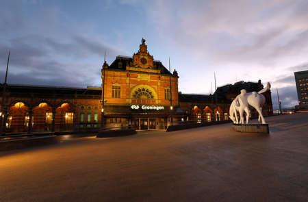 Monument at Train station in Groningen by night, Hollandのeditorial素材