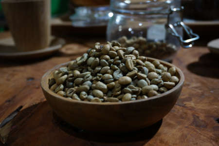 Brewed black Robusta and Arabica coffee powder, roasted coffee beans and raw coffee beans.の写真素材