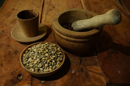 Brewed black Robusta and Arabica coffee powder, roasted coffee beans and raw coffee beans.の写真素材
