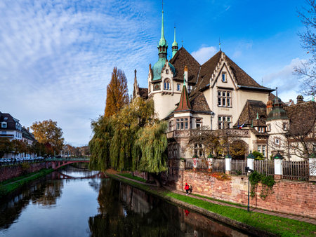 Lyceum Pontonier in Strasbourg. Sunny autumn day. Beautiful archのeditorial素材