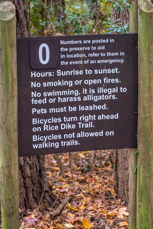 A warning signboard for hikers in Hilton Head Island, South Caroのeditorial素材
