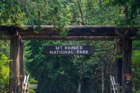 An entrance road going to Mt Rainer NP. Washingtonのeditorial素材