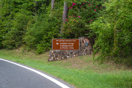 An entrance road going to Hot Springs, Arkansasのeditorial素材