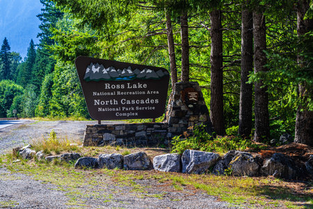 An entrance road going to North Cascades NP, Washingtonのeditorial素材