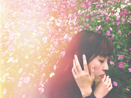 girl listening songの素材