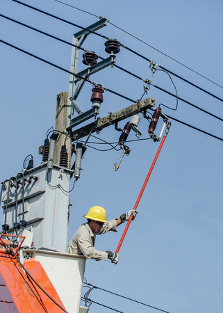 Minburi, Thailand- Nov 9:Electrician are installing high powered electric cables to cope with the increasing power usage of cities surrounding Bangkok. 
in minburi Thailand on Nov 9,2013のeditorial素材
