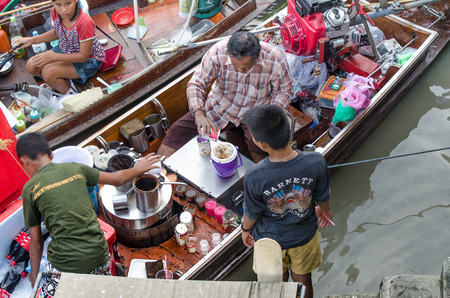 AMPAWA SAMUTSONGKRAM,THAIL AND - April 19, 2014: Most famous floating market in Thailand have variety of Thai Traditional Foodのeditorial素材