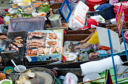 AMPAWA SAMUTSONGKRAM,THAIL AND - April 19, 2014: Most famous floating market in Thailand have variety of Thai Traditional Foodのeditorial素材