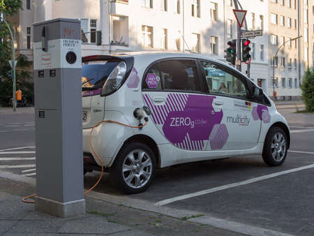 BERLIN, GERMANY - JUNE 18, 2017: Car At Charging Station For Electric Vehicles, Recharging Point of The City of Berlinのeditorial素材