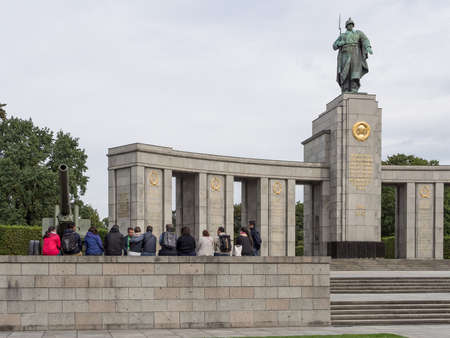 BERLIN, GERMANY - SEPTEMBER 11, 2017: Tourist Group At The Soviet War Memorial In Berlin, Tiergartenのeditorial素材