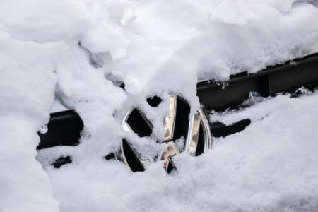 Close-up of A Snow-capped VW Logo On A Carのeditorial素材