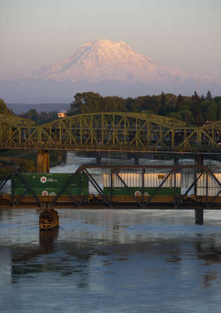 The Puyallup River meanders down from the glaciers on Mount Rainier under bridges through cities on it's way to Puget Soundのeditorial素材