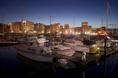 Night falls behind the Tacoma skyline and boats on Thea Foss Waterwayのeditorial素材
