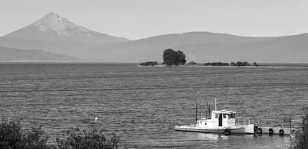 An ol boat on Klamath Lake in southern Oregonの写真素材