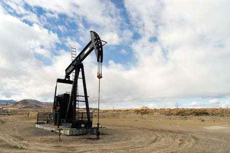 Wyoming Industrial Oil Pump Jack Fracking Crude Extraction Machineの写真素材