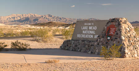 Monument sign and the mountains at Lake Meadのeditorial素材