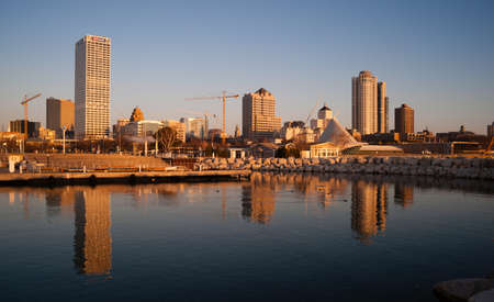 MILWAUKEE, WISCONSIN/UNITED STATES â APRIL 1: Most of the cities residents sleep as the sun comes up on the downtown waterfront on 04/01/2017 in Milwaukee, WI.のeditorial素材