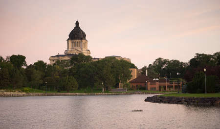 Water from the lake reflects the building in front of the capitol dome in Pierre, SDのeditorial素材