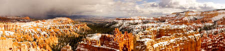 A Storm Approaches from the Left as Clear Weather Exists on the right in Bryce Canyonのeditorial素材